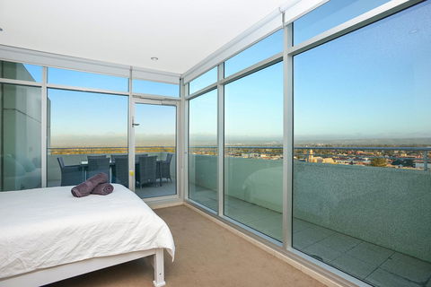 Glenelg Skyline Penthouse - Tourism Caloundra 13