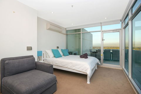 Glenelg Skyline Penthouse - Tourism Caloundra 36