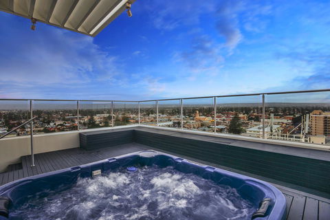Glenelg Skyline Penthouse - Tourism Caloundra 0