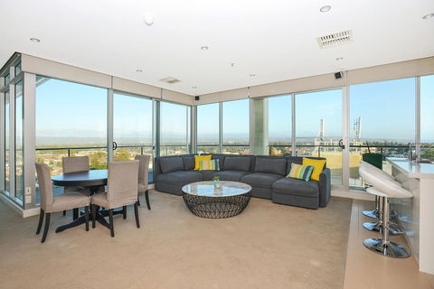 Glenelg Skyline Penthouse - Tourism Caloundra 8