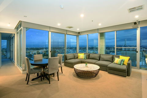 Glenelg Skyline Penthouse - Tourism Caloundra 4