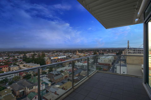 Glenelg Skyline Penthouse - Tourism Caloundra 28