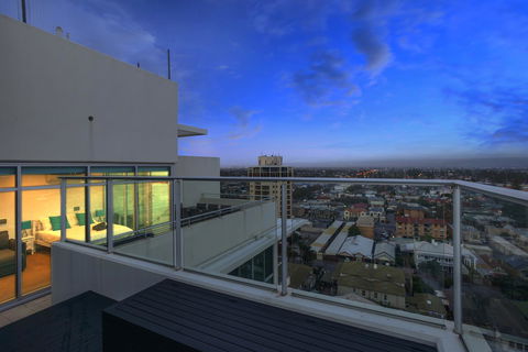 Glenelg Skyline Penthouse - Tourism Caloundra 10