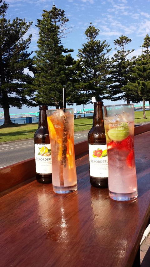 Grand Tasman Hotel - Tourism Caloundra 4