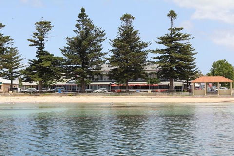 Grand Tasman Hotel - Tourism Caloundra 34