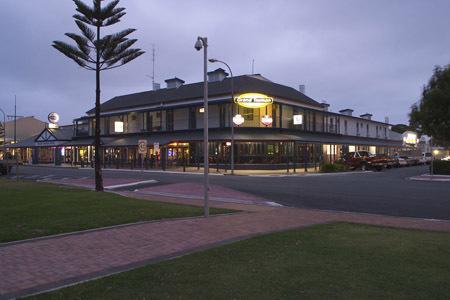 Grand Tasman Hotel - Tourism Caloundra 16