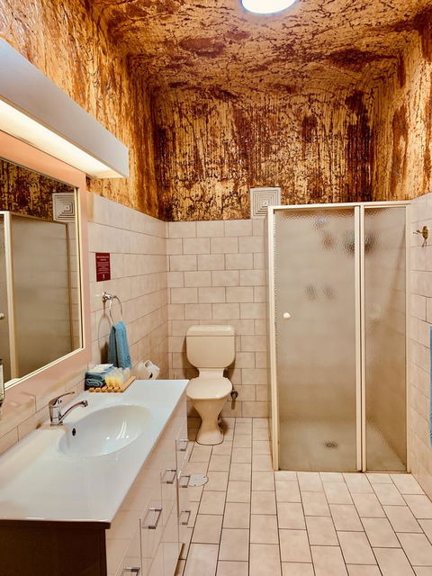 Desert Cave Hotel - Tourism Caloundra 6
