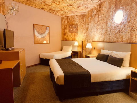 Desert Cave Hotel - Tourism Caloundra 23