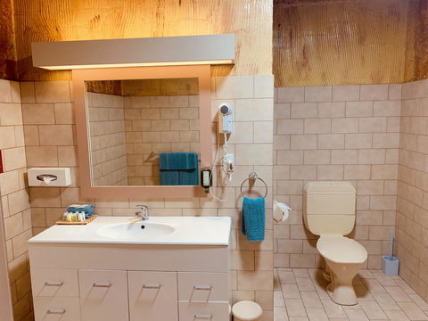 Desert Cave Hotel - Tourism Caloundra 8