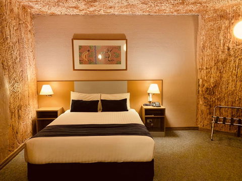 Desert Cave Hotel - Tourism Caloundra 10