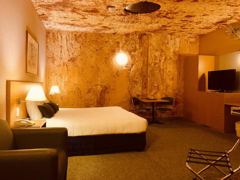 Desert Cave Hotel - Tourism Caloundra 18