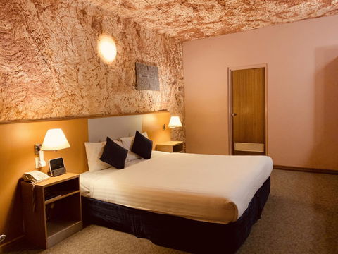 Desert Cave Hotel - Tourism Caloundra 4