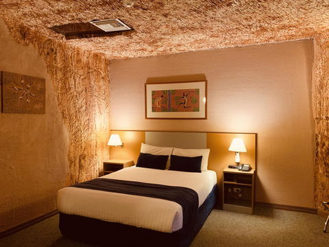 Desert Cave Hotel - Tourism Caloundra 12