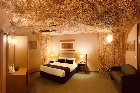 Desert Cave Hotel - Tourism Caloundra 11