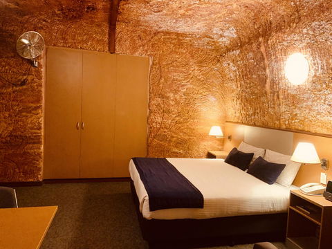Desert Cave Hotel - Tourism Caloundra 14