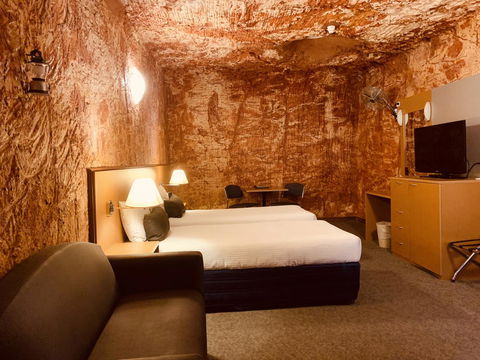 Desert Cave Hotel - Tourism Caloundra 16