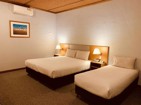 Desert Cave Hotel - Tourism Caloundra 22
