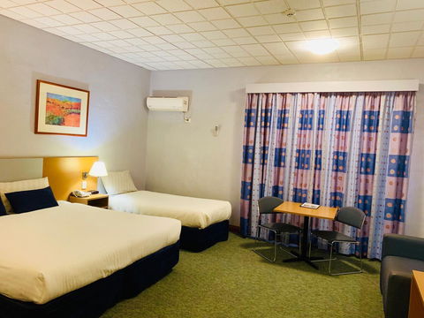 Desert Cave Hotel - Tourism Caloundra 32