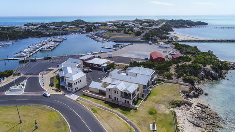 Robe Marina Accommodation - Tourism Caloundra 0