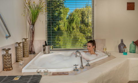 Chimes Spa Retreat - Tourism Caloundra 15