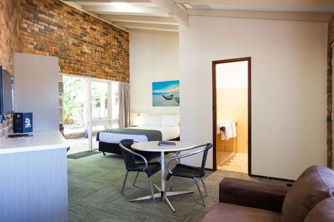 Leisure Inn Hotel Rockingham - Tourism Caloundra 2