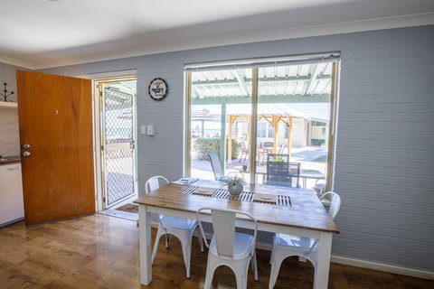 Shark Bay Seafront Apartments - Tourism Caloundra 3