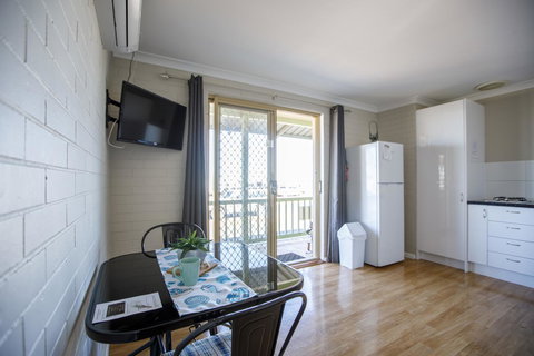 Shark Bay Seafront Apartments - Tourism Caloundra 23