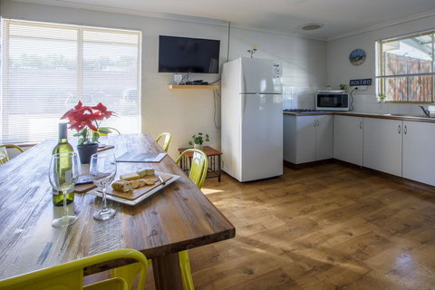Shark Bay Seafront Apartments - Tourism Caloundra 37