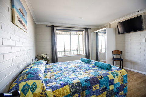 Shark Bay Seafront Apartments - Tourism Caloundra 4