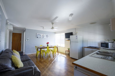 Shark Bay Seafront Apartments - Tourism Caloundra 39