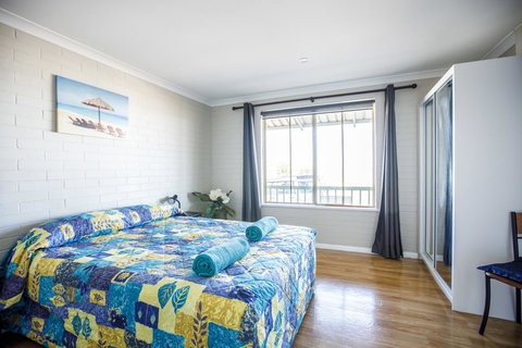 Shark Bay Seafront Apartments - Tourism Caloundra 29