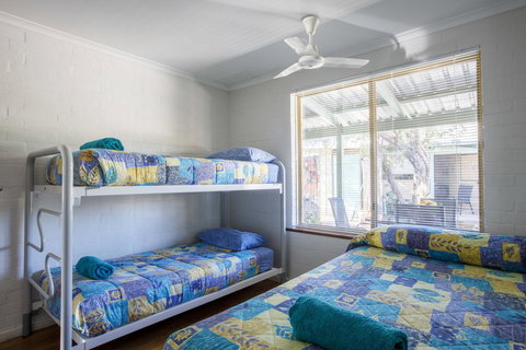 Shark Bay Seafront Apartments - Tourism Caloundra 28