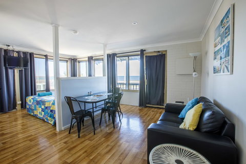 Shark Bay Seafront Apartments - Tourism Caloundra 34