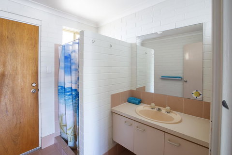Shark Bay Seafront Apartments - Tourism Caloundra 13