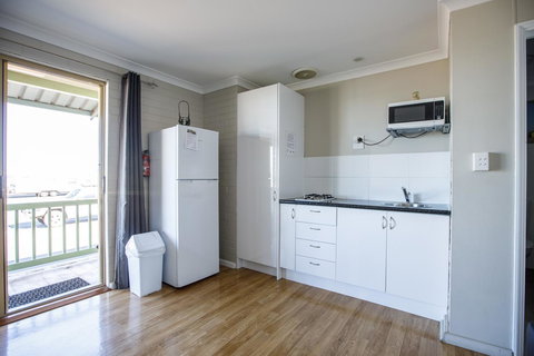 Shark Bay Seafront Apartments - Tourism Caloundra 5