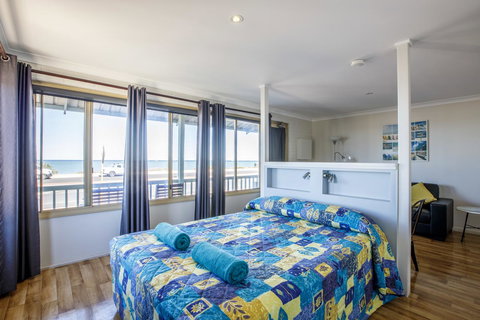 Shark Bay Seafront Apartments - Tourism Caloundra 16