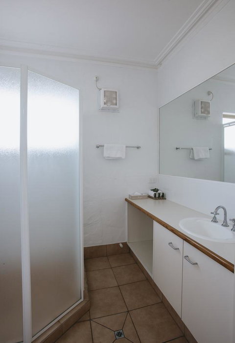 Canal Rocks Beachfront Apartments - Tourism Caloundra 6