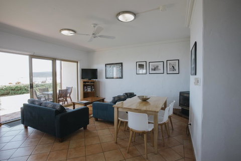 Canal Rocks Beachfront Apartments - Tourism Caloundra 8