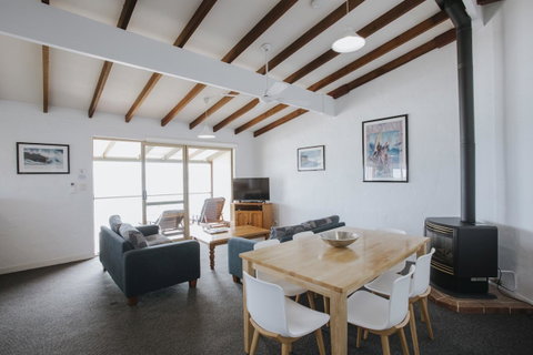 Canal Rocks Beachfront Apartments - Tourism Caloundra 22