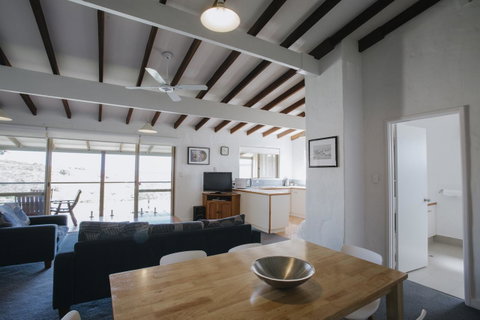 Canal Rocks Beachfront Apartments - Tourism Caloundra 16