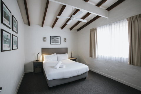 Canal Rocks Beachfront Apartments - Tourism Caloundra 3