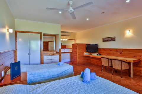 Kimberley Hotel - Tourism Caloundra 2