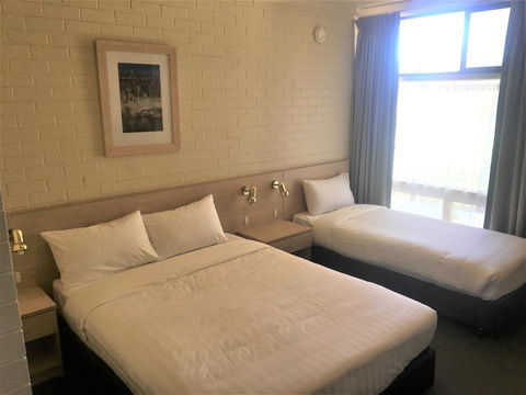 Junee Motor Inn - Tourism Caloundra 15