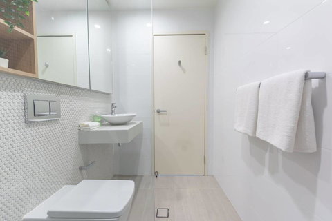 Japanese Style Waterfront Apt Wt Rooftop Pool - Tourism Caloundra 5