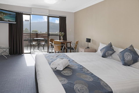 Banjo Paterson Inn - Tourism Caloundra 1