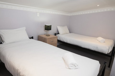 Banjo Paterson Inn - Tourism Caloundra 26