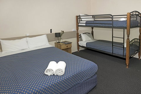 Banjo Paterson Inn - Tourism Caloundra 11