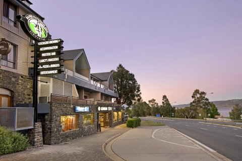 Banjo Paterson Inn - Tourism Caloundra 0