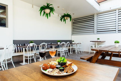 Coniston Hotel Wollongong - Tourism Caloundra 10