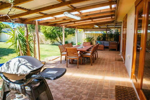 Sunbaker Pet Friendly Awards Finalist 4 Mins Walk To Culburra Beach - Tourism Caloundra 0